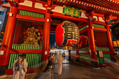 Blick auf das Kaminarimon-Tor, Eingang zum Senso-ji-Tempel bei Nacht, Asakusa, Taito City, Tokio, Honshu, Japan