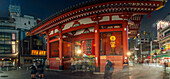 Blick auf das Kaminarimon-Tor, Eingang zum Senso-ji-Tempel bei Nacht, Asakusa, Taito City, Tokio, Honshu, Japan