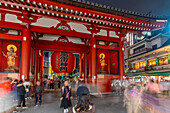 Blick auf das Kaminarimon-Tor, Eingang zum Senso-ji-Tempel bei Nacht, Asakusa, Taito City, Tokio, Honshu, Japan