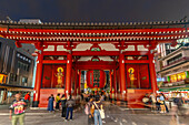 Blick auf das Kaminarimon-Tor, Eingang zum Senso-ji-Tempel bei Nacht, Asakusa, Taito City, Tokio, Honshu, Japan