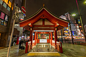 Blick auf den U-Bahn-Eingang in Asakusa bei Nacht, Asakusa, Taito City, Tokio, Honshu, Japan