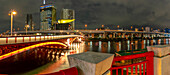 Blick auf die Azuma-Brücke und den Sumida-Fluss bei Nacht, Asakusa, Taito City, Tokio, Honshu, Japan