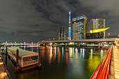 Blick auf den Tokyo Skytree, die Azuma-Brücke und den Sumida-Fluss bei Nacht, Asakusa, Taito City, Tokio, Honshu, Japan