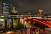 Blick auf die Azuma-Brücke und den Sumida-Fluss bei Nacht, Asakusa, Taito City, Tokio, Honshu, Japan