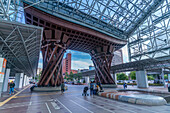 Torii-förmiger Eingang zum Bahnhof Kanazawa, entworfen von den Architekten Sejima und Nishizawa, Stadt Kanazawa, Präfektur Ishikawa, Honshu, Japan