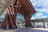 Torii-förmiger Eingang zum Bahnhof Kanazawa, entworfen von den Architekten Sejima und Nishizawa, Stadt Kanazawa, Präfektur Ishikawa, Honshu, Japan