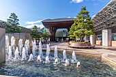 Torii-förmiger Eingang zum Bahnhof Kanazawa, entworfen von den Architekten Sejima und Nishizawa, Stadt Kanazawa, Präfektur Ishikawa, Honshu, Japan