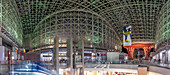 Blick auf das Innere des Kanazawa-Bahnhofs bei Nacht, Kanazawa-Stadt, Präfektur Ishikawa, Honshu, Japan