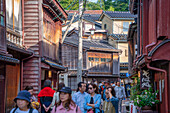 Blick auf ein traditionelles Gebäude aus dunklem Holz im Bezirk Higashi Chaya, Stadt Kanazawa, Präfektur Ishikawa, Honshu, Japan