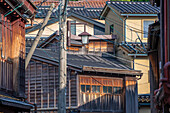 Blick auf ein traditionelles Gebäude aus dunklem Holz im Bezirk Higashi Chaya, Stadt Kanazawa, Präfektur Ishikawa, Honshu, Japan