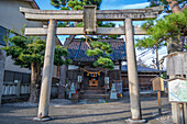 Blick auf den Higashiyama-Sugawara-Schrein im Bezirk Higashi Chaya, Stadt Kanazawa, Präfektur Ishikawa, Honshu, Japan