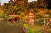 Blick auf den Hisago-ike-Teich und die Kaiseki-Pagode im japanischen Garten Kenrokumachi, Stadt Kanazawa, Präfektur Ishikawa, Honshu, Japan