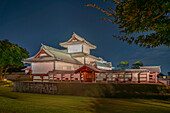 Blick auf das Hashizume-mon-Tor der Burg Gojikken Nagaya-Kanazawa in der Abenddämmerung, Stadt Kanazawa, Präfektur Ishikawa, Honshu, Japan