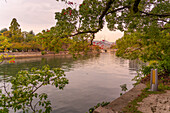 Blick auf die skelettartigen Ruinen der A-Bomben-Kuppel, Hypocenter, Hiroshima Peace Memorial, UNESCO, Hiroshima, Honshu, Japan