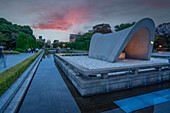 Der Kenotaph der Hiroshima-Opfer-Gedenkstätte im Teich des Friedens, Hiroshima Peace Memorial, UNESCO, Hiroshima, Honshu, Japan