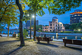 Blick auf die Ruinen der A-Bomben-Kuppel von den Hiroshima Peace Gardens in der Abenddämmerung, UNESCO, Hiroshima, Honshu, Japan