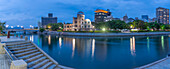 Blick auf die Ruinen der A-Bomben-Kuppel von den Hiroshima Peace Gardens in der Abenddämmerung, UNESCO, Hiroshima, Honshu, Japan