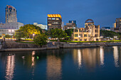 Blick auf die Ruinen der A-Bomben-Kuppel von den Hiroshima Peace Gardens in der Abenddämmerung, UNESCO, Hiroshima, Honshu, Japan