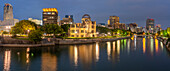 Blick auf die Ruinen der A-Bomben-Kuppel von den Hiroshima Peace Gardens in der Abenddämmerung, UNESCO, Hiroshima, Honshu, Japan