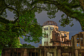 Die skelettartigen Ruinen der A-Bomben-Kuppel in der Abenddämmerung, Hypocenter, Hiroshima Peace Memorial, UNESCO, Hiroshima, Honshu, Japan