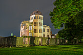 Die skelettartigen Ruinen der A-Bomben-Kuppel in der Abenddämmerung, Hypocenter, Hiroshima Peace Memorial, UNESCO, Hiroshima, Honshu, Japan