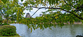 Ansicht der Burg Hiroshima mit Museum, Spiegelung im Wassergraben, Motomachi, Naka Ward, Hiroshima, Honshu, Japan