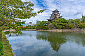 Ansicht der Burg Hiroshima mit Museum, Spiegelung im Wassergraben, Motomachi, Naka Ward, Hiroshima, Honshu, Japan