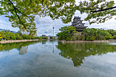 Ansicht der Burg Hiroshima mit Museum, Spiegelung im Wassergraben, Motomachi, Naka Ward, Hiroshima, Honshu, Japan