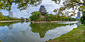 Ansicht der Burg Hiroshima mit Museum, Spiegelung im Wassergraben, Motomachi, Naka Ward, Hiroshima, Honshu, Japan