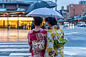 Blick auf Geishas in der Shijo dori Straße, Gion Kitagawa, Higashiyama Ward, Kyoto, Honshu, Japan