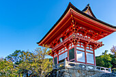 Blick auf das Kiyomizu-dera Niomon-Tor am Kiyomizu-dera-Tempel, UNESCO, Kiyomizu, Bezirk Higashiyama, Kyoto, Honshu, Japan