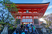 Blick auf das Kiyomizu-dera-Niomon-Tor im Kiyomizu-dera-Tempel, Kiyomizu, Bezirk Higashiyama, Kyoto, Honshu, Japan