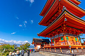 Blick auf den Kiyomizu-dera Sanjunoto (dreistöckige Pagode) im Kiyomizu-dera-Tempel, UNESCO, Kiyomizu, Bezirk Higashiyama, Kyoto, Honshu, Japan