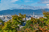 Blick auf Kyoto und den Nidec Kyoto Tower vom Kiyomizu-dera-Tempel, Kiyomizu, Higashiyama Ward, Kyoto, Honshu, Japan