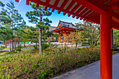 Blick auf den Shoro (Glockengebäude) im Sanjusangendo-Tempel, Sanjusangendomawari, Bezirk Higashiyama, Kyoto, Honshu, Japan