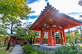 Blick auf Shoro (Glockengebäude) im Sanjusangendo-Tempel, Sanjusangendomawari, Bezirk Higashiyama, Kyoto, Honshu, Japan