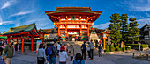 Blick auf den Fushimi-Inari-Schrein in der Abenddämmerung, Fukakusa Yabunouchicho, Stadtbezirk Fushimi, Kyoto, Honshu, Japan