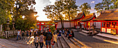 Blick auf den Fushimi-Inari-Schrein in der Abenddämmerung, Fukakusa Yabunouchicho, Stadtbezirk Fushimi, Kyoto, Honshu, Japan