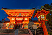 Blick auf den Fushimi-Inari-Schrein in Kyoto in der Abenddämmerung, Fukakusa Yabunouchicho, Bezirk Fushimi, Kyoto, Honshu, Japan