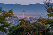 Blick auf Kyoto und den Nidec Kyoto Tower vom Kiyomizu-dera-Tempel, Kiyomizu, Higashiyama Ward, Kyoto, Honshu, Japan