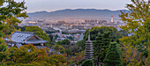 Blick auf Kyoto und den Nidec Kyoto Tower vom Kiyomizu-dera-Tempel, Kiyomizu, Higashiyama Ward, Kyoto, Honshu, Japan