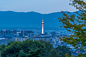 Blick auf Kyoto und den Nidec Kyoto Tower vom Kiyomizu-dera-Tempel, Kiyomizu, Higashiyama Ward, Kyoto, Honshu, Japan