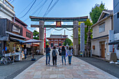 Blick auf Shitennoji Ishinotorii (Steintorii) an einem sonnigen Tag, Shitennoji, Bezirk Tennoji, Osaka, Honshu, Japan