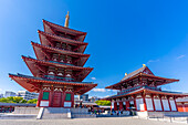 Blick auf Shitenno-ji Gojunoto (fünfstöckige Pagode) und Shitenno-ji Kondo (goldene Halle) an einem sonnigen Tag, Shitennoji, Bezirk Tennoji, Osaka, Honshu, Japan