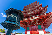 Blick auf Shitenno-ji Gojunoto (fünfstöckige Pagode) an einem sonnigen Tag, Shitennoji, Bezirk Tennoji, Osaka, Honshu, Japan