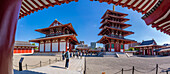 Blick auf Shitenno-ji Gojunoto (fünfstöckige Pagode) an einem sonnigen Tag, Shitennoji, Bezirk Tennoji, Osaka, Honshu, Japan