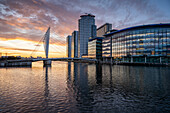 Media City in der Dämmerung, Salford Quays, Manchester, Lancashire, England, Vereinigtes Königreich