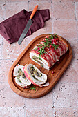 Hähnchenroulade mit Champignons, Zwiebeln und Mozzarella im Speckmantel