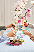 Anstoßen auf Ostern mit Sekt und Austern