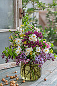 Blumenstrauß aus Zierapfel, Fliederblüten, Weißdorn, Narzissen